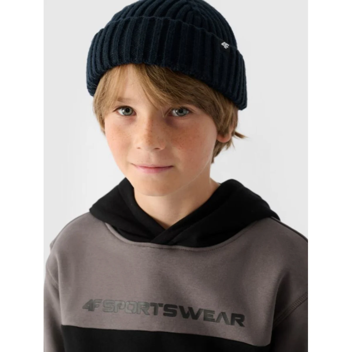 Chlapčenská mikina s kapucňou 4F JUNIOR SWEATSHIRT-JWAW24TSWSM1222-20S-DEEP BLACK · záber 2