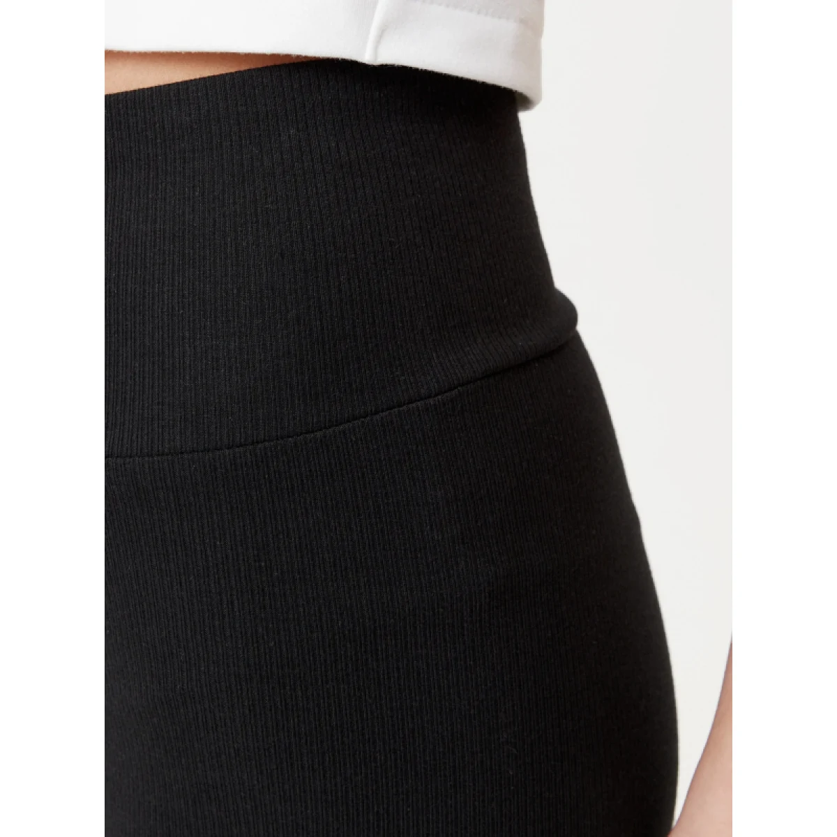 Dámske kraťasy ADIDAS ORIGINALS ESS RIB SHORTS-BLACK · záber 5