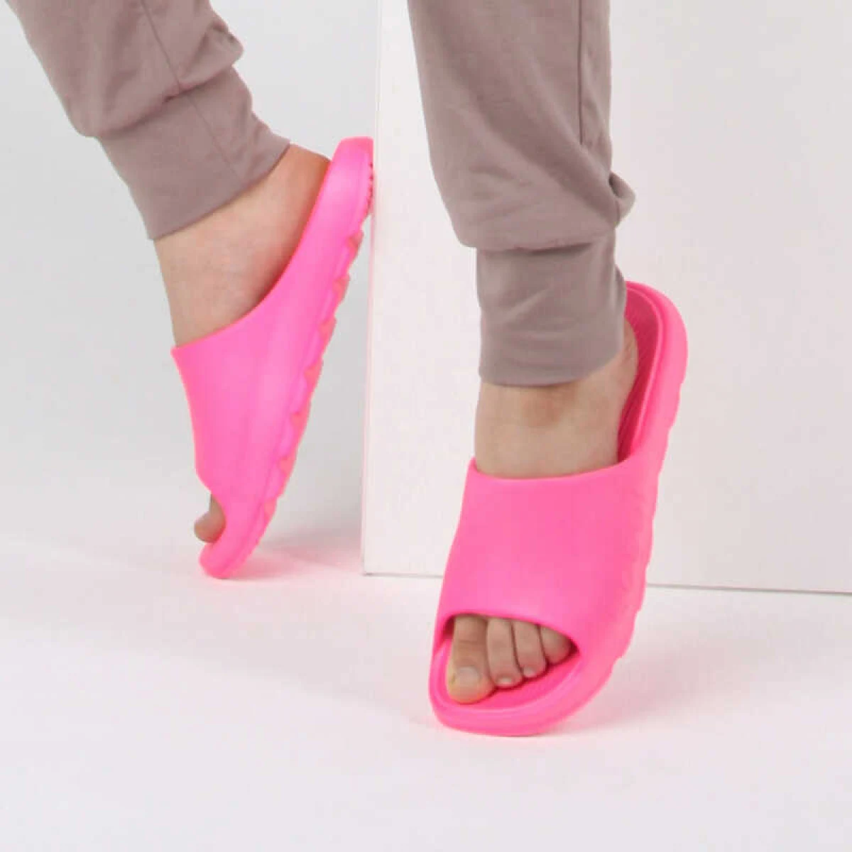 Dámske šlapky (plážová obuv) COQUI Lou W mid. pink neon · záber 5