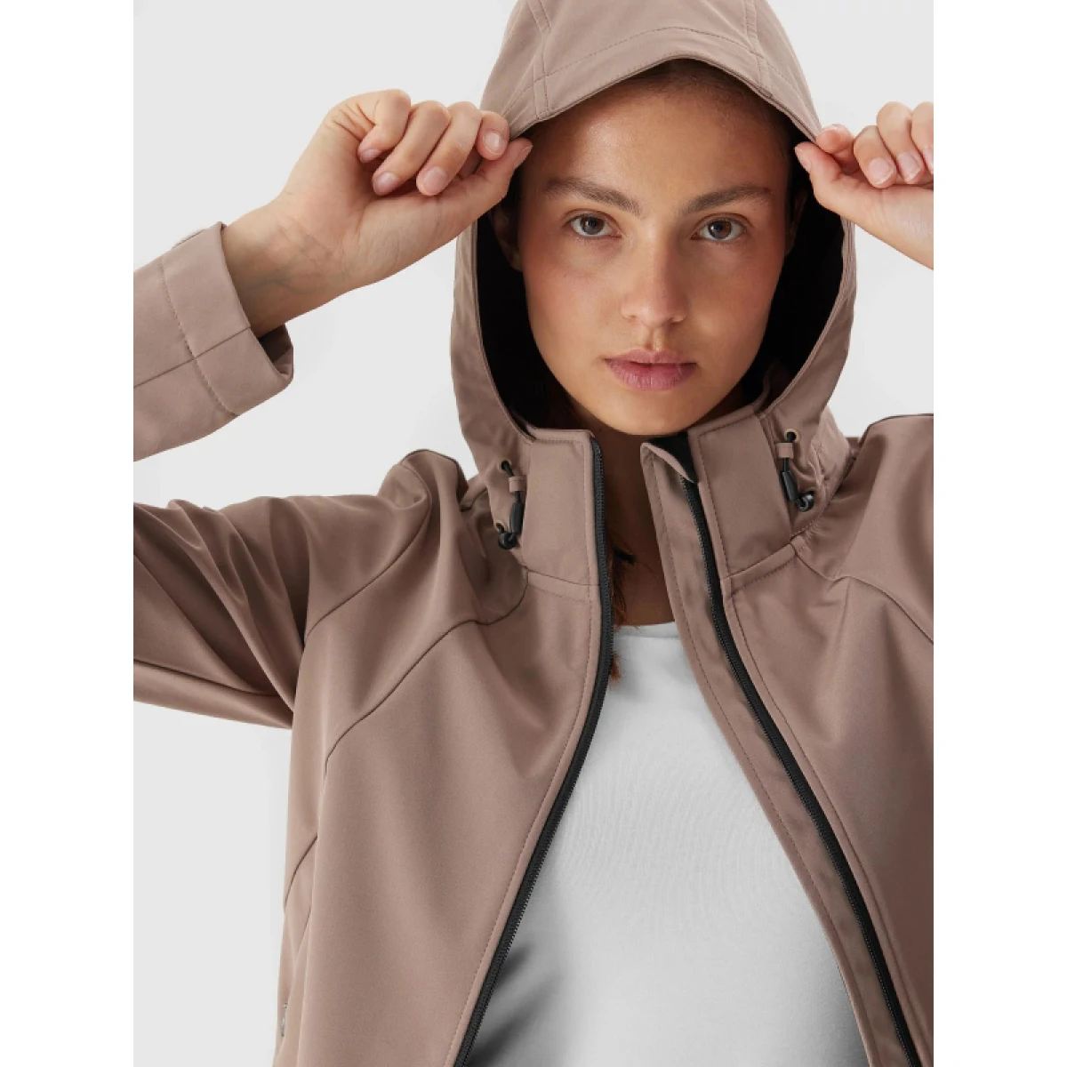 Dámska turistická bunda 4F SOFTSHELL JACKET-AW23TSOFF152-82S-LIGHT BROWN · záber 4