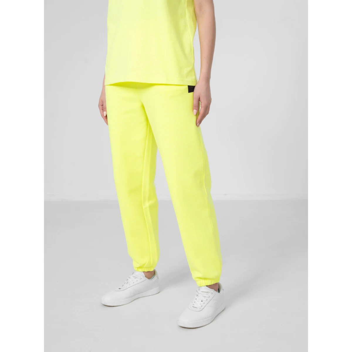 Dámske tepláky 4F WOMENS TROUSERS SPDD012-45S-CANARY GREEN · záber 2