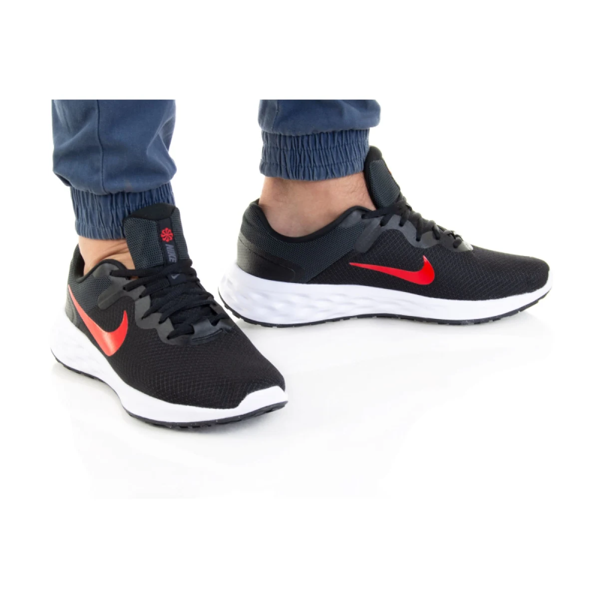 Pánska športová obuv (tréningová) NIKE Revolution 6 Next Nature black anthracite university red · záber 4