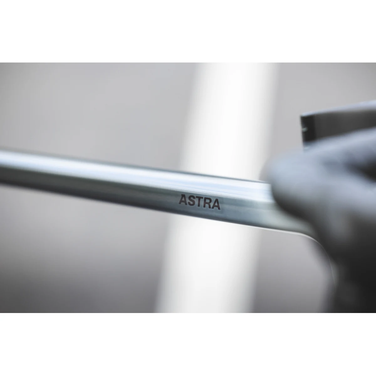 Cestný bicykel BASSO Astra disc, Shimano 105 Di2, Microtech MrLite, gray asphalt · záber 4