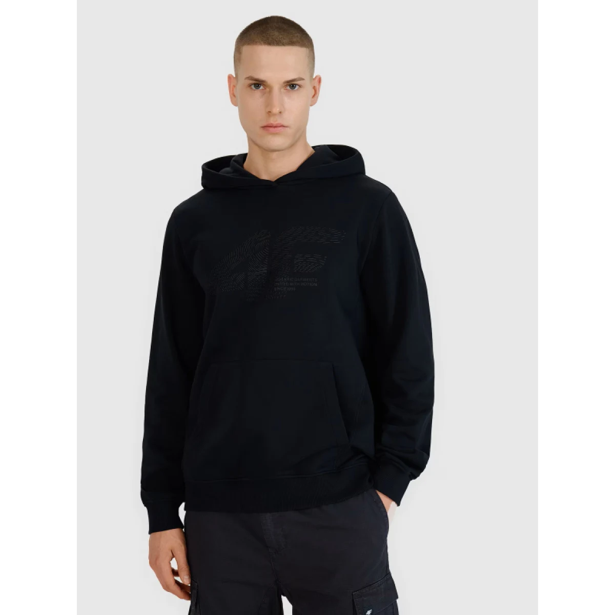 Pánska mikina s kapucňou 4F SWEATSHIRT M1585-20S-DEEP BLACK · záber 2