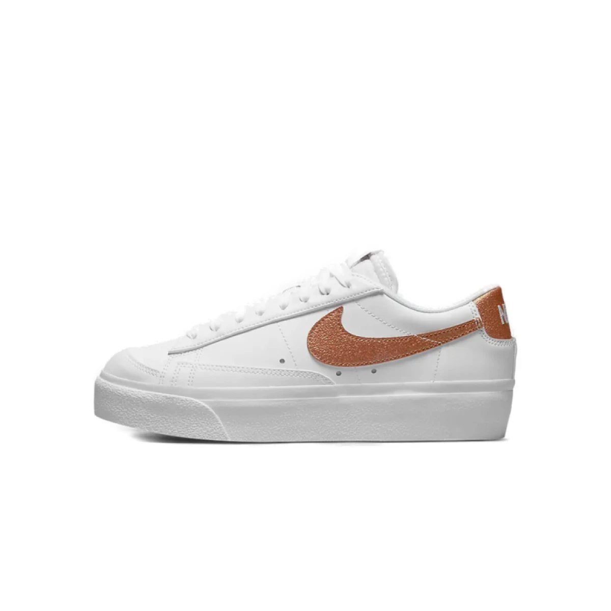 Dámska vychádzková obuv NIKE Blazer Low Platform white black sail metallic copper · záber 2