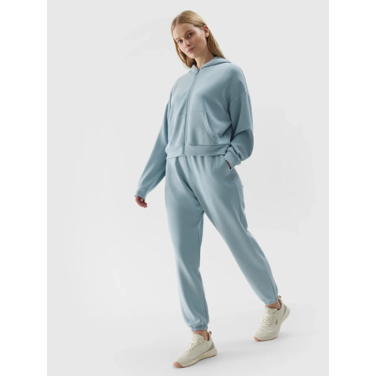 Dámske tepláky 4F TROUSERS-4FWSS24TTROF642-34S-LIGHT BLUE · záber 5
