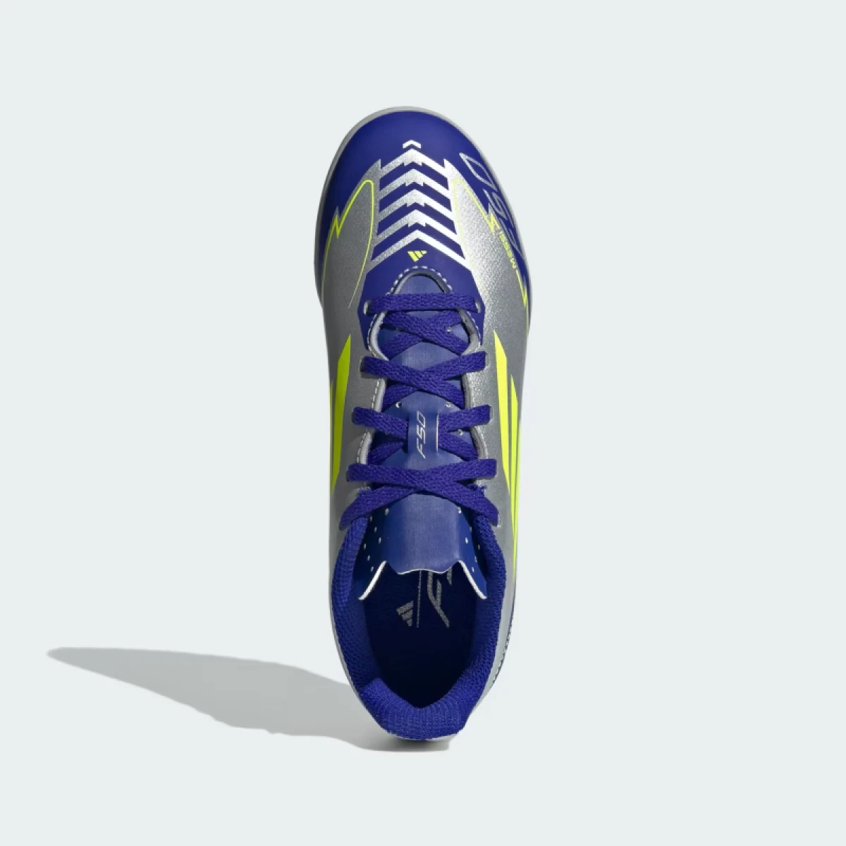 Chlapčenské futbalové kopačky turfy ADIDAS F50 Club Messi Jr TF silver metallic solar yellow lucid blue · záber 5