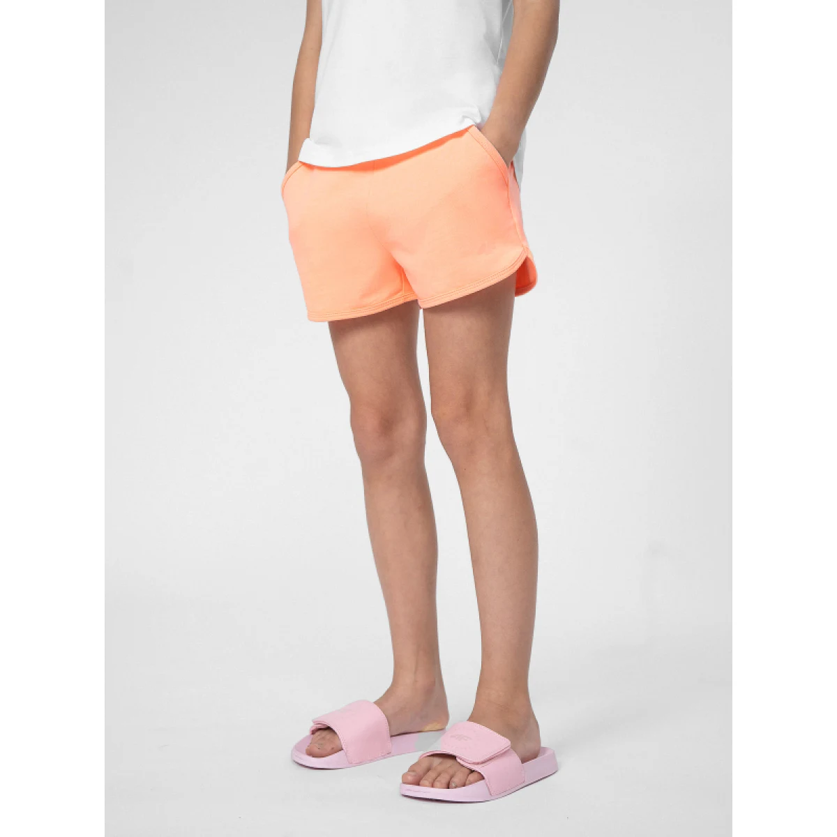 Dievčenské teplákové kraťasy 4F JUNIOR SHORTS CAS F099-64N-SALMON CORAL NEON · záber 2