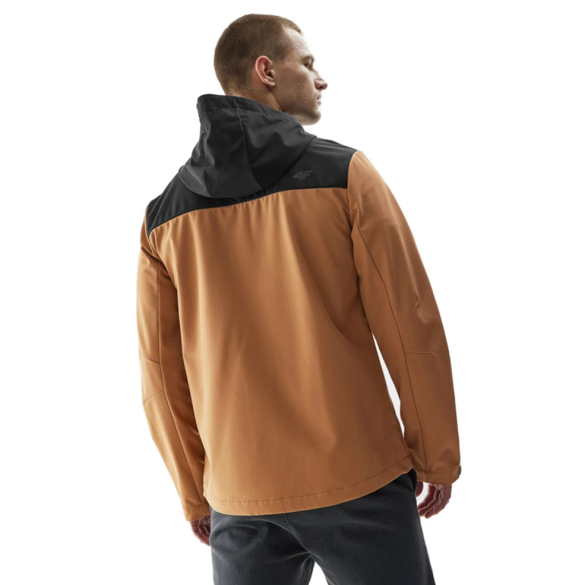 Pánska turistická softshellová bunda 4F SOFTSHELL JACKET-AW23TSOFM155-82S-LIGHT BROWN · záber 3