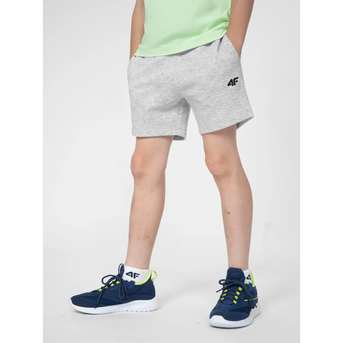 Chlapčenské teplákové kraťasy 4F JUNIOR SHORTS CAS M048-27M-COLD LIGHT GREY MELANGE · záber 2