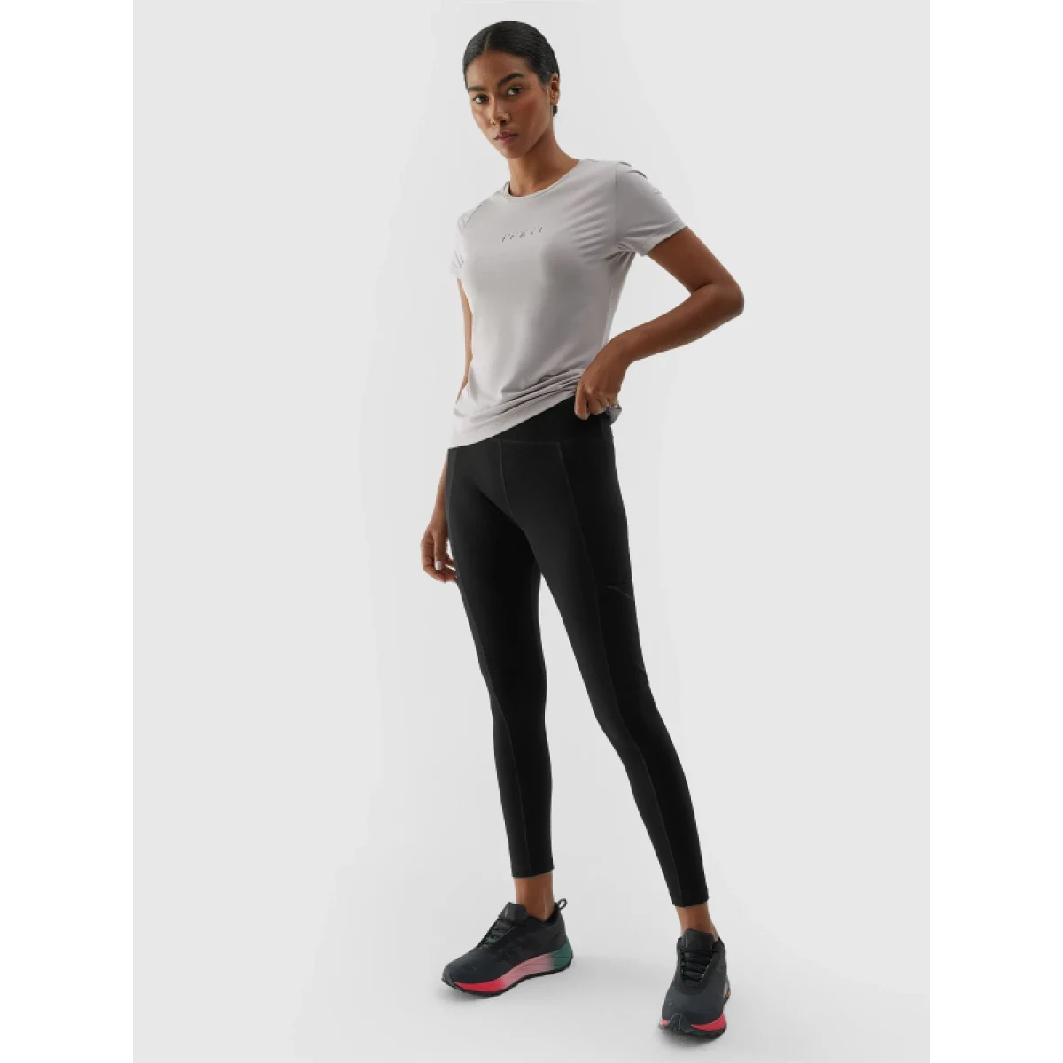 Dámske turistické zateplené legíny 4F TROUSERS FNK-AW23TFTRF404-20S-DEEP BLACK · záber 4