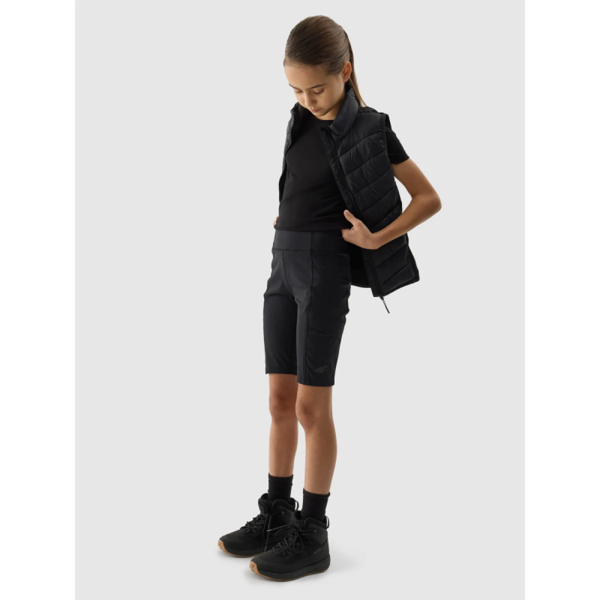 Dievčenské turistické kraťasy 4F JUNIOR SHORTS FNK-4FJWSS24TFSHF436-21S-BLACK · záber 5