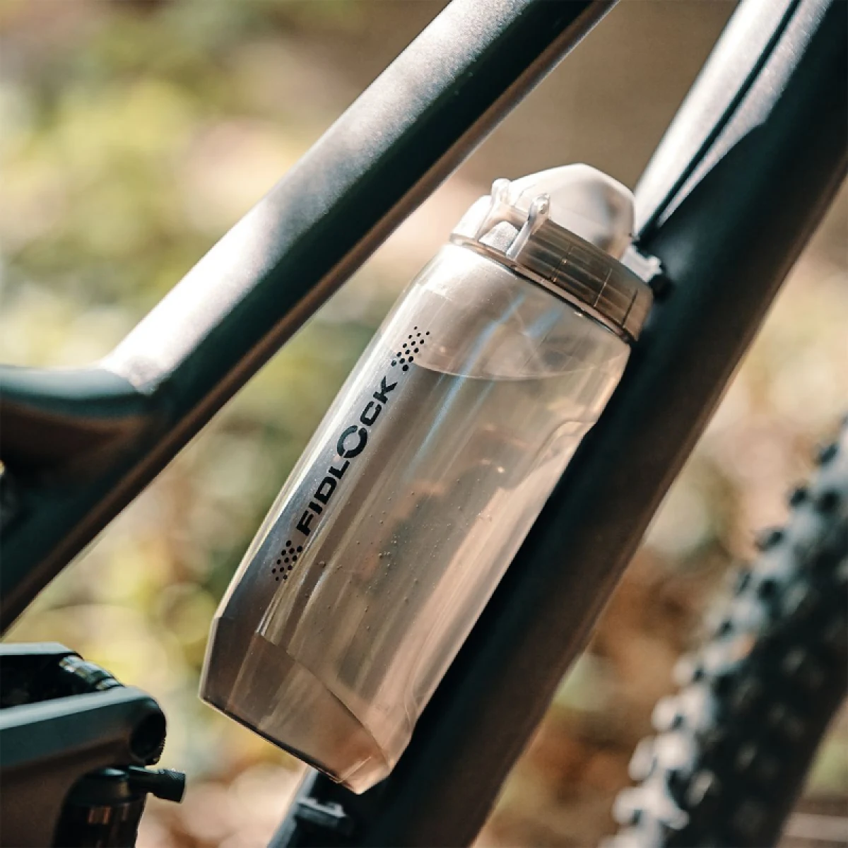 Fľaša na bicykel FIDLOCK set láhve s držákem BOTTLE TWIST průhledná černá 590 ml · záber 3