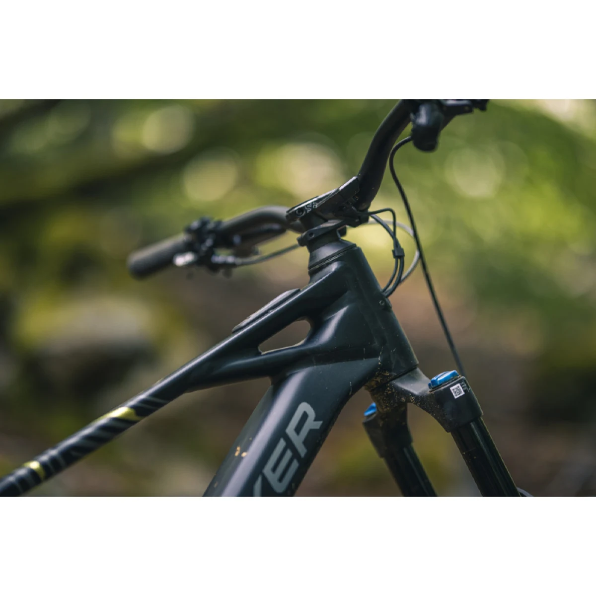 Horský elektrobicykel MONDRAKER Sly RR, black nimbus grey tonic gold · záber 4
