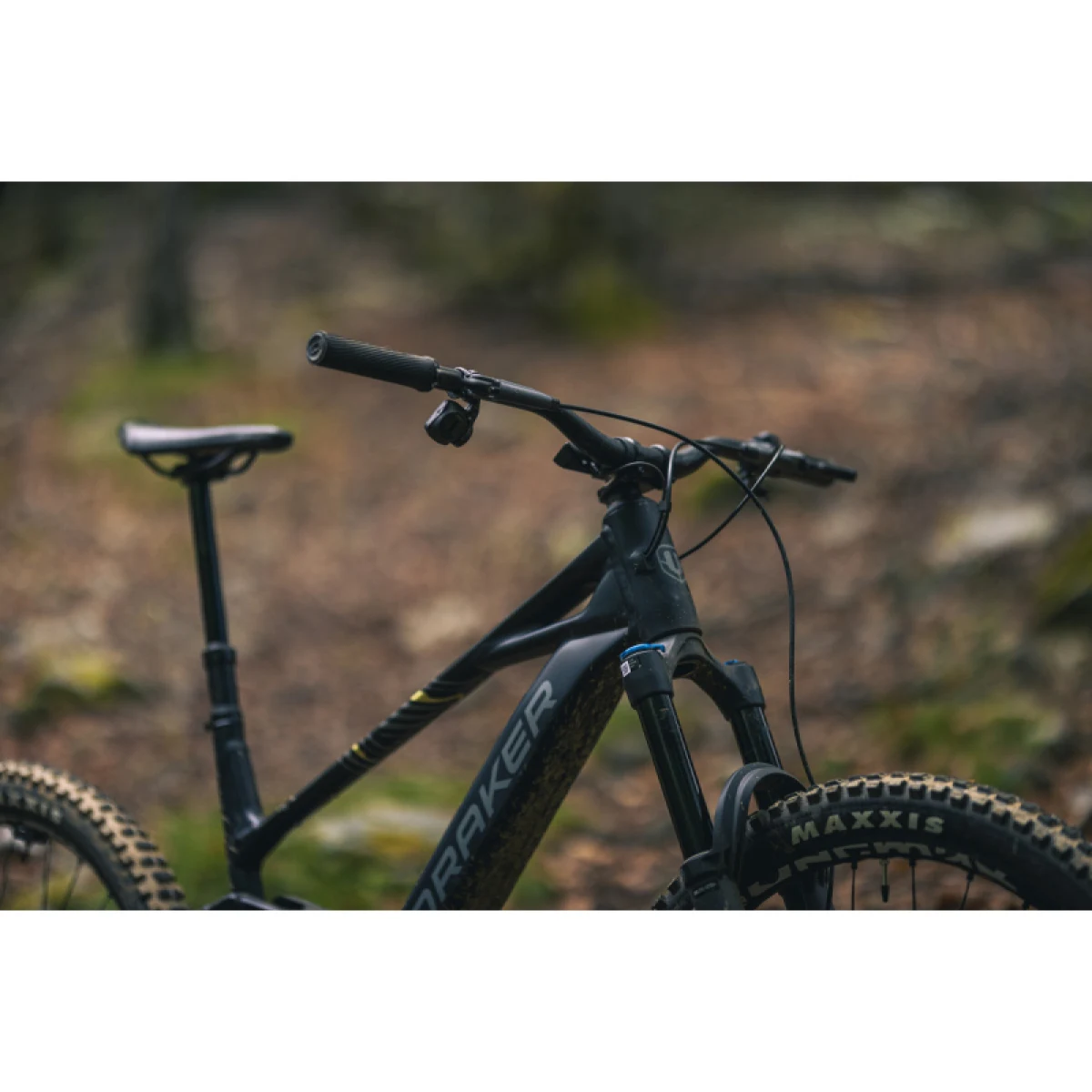 Horský elektrobicykel MONDRAKER Sly RR, black nimbus grey tonic gold · záber 5
