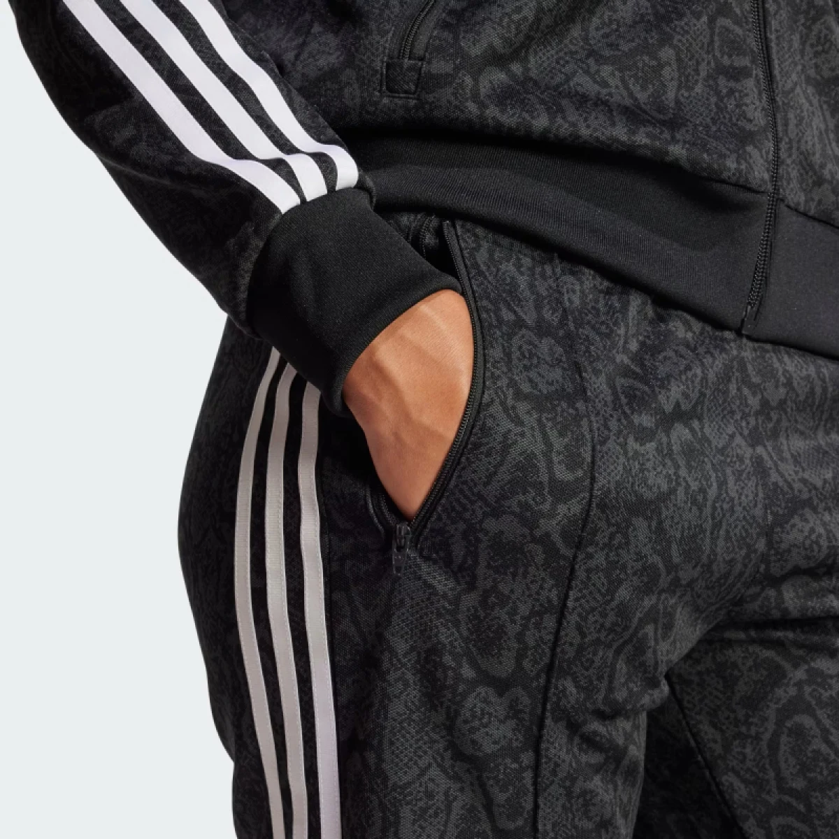 Dámske nohavice ADIDAS ORIGINALS SNAKE FB TP-BLACK MULTCO · záber 5