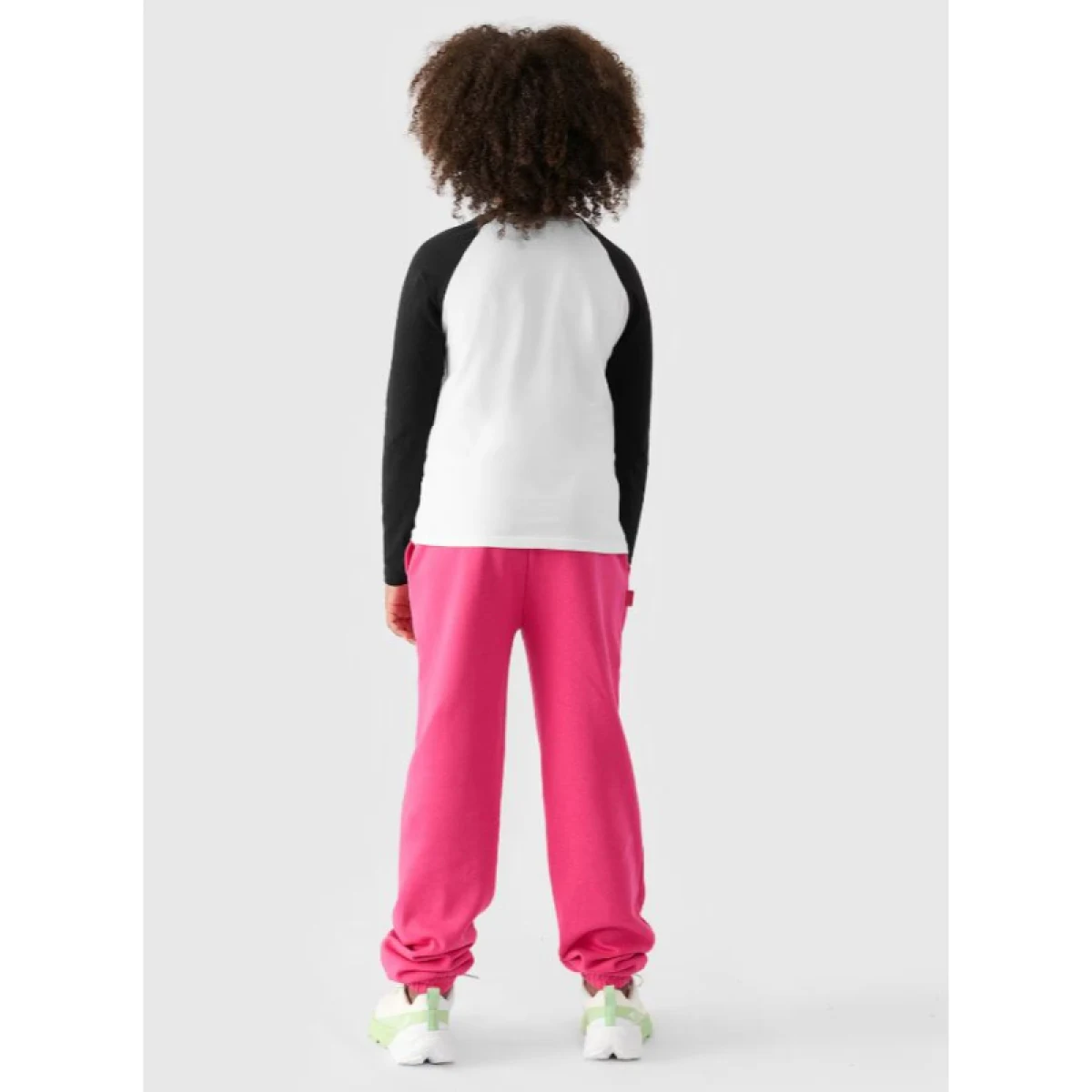 Dievčenské tepláky 4F JUNIOR TROUSERS-JWAW24TTROF754-55S-HOT PINK · záber 3
