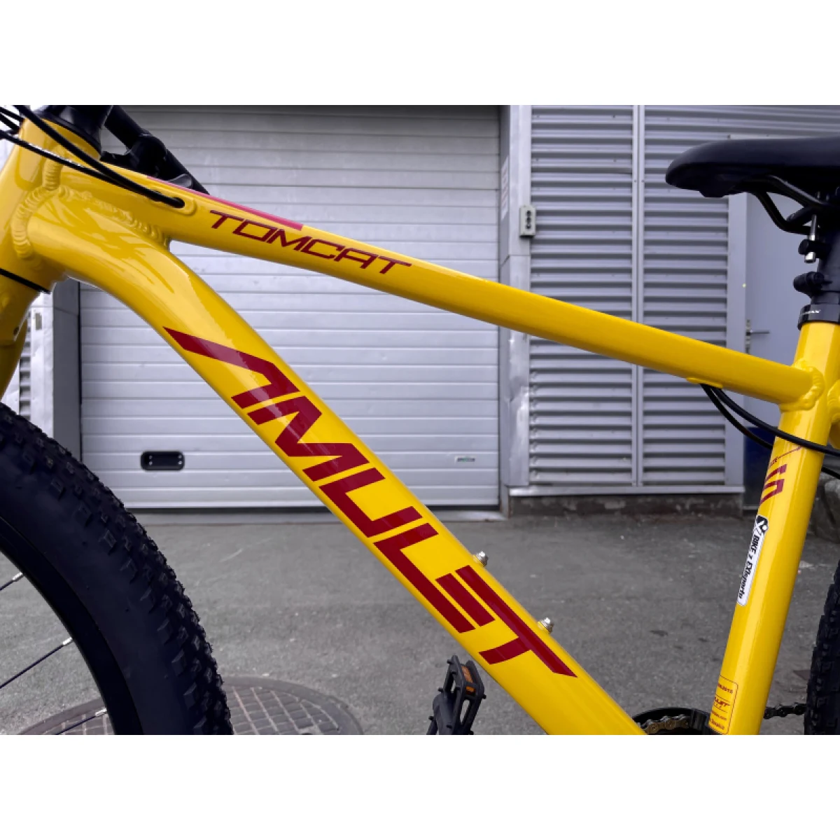 Juniorský horský bicykel AMULET 27,5 Tomcat 1.9 SH, lemon chrome red · záber 4