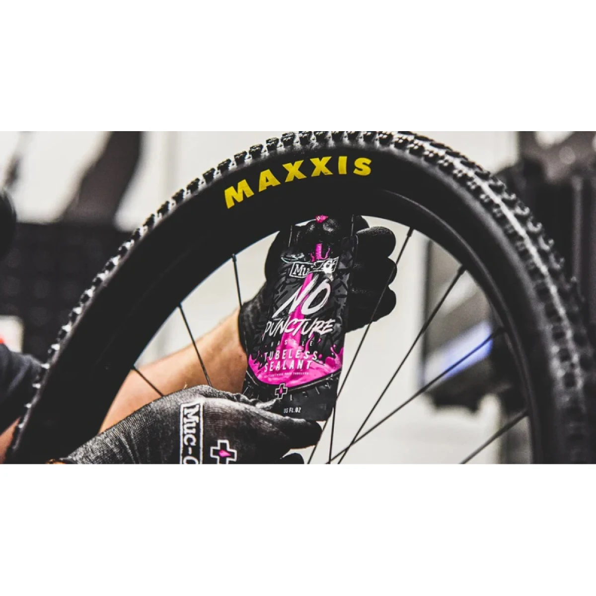 Plášť na bicykel MUC-OFF Ultimate Tubeless Setup Kit-DH Trail Enduro · záber 3