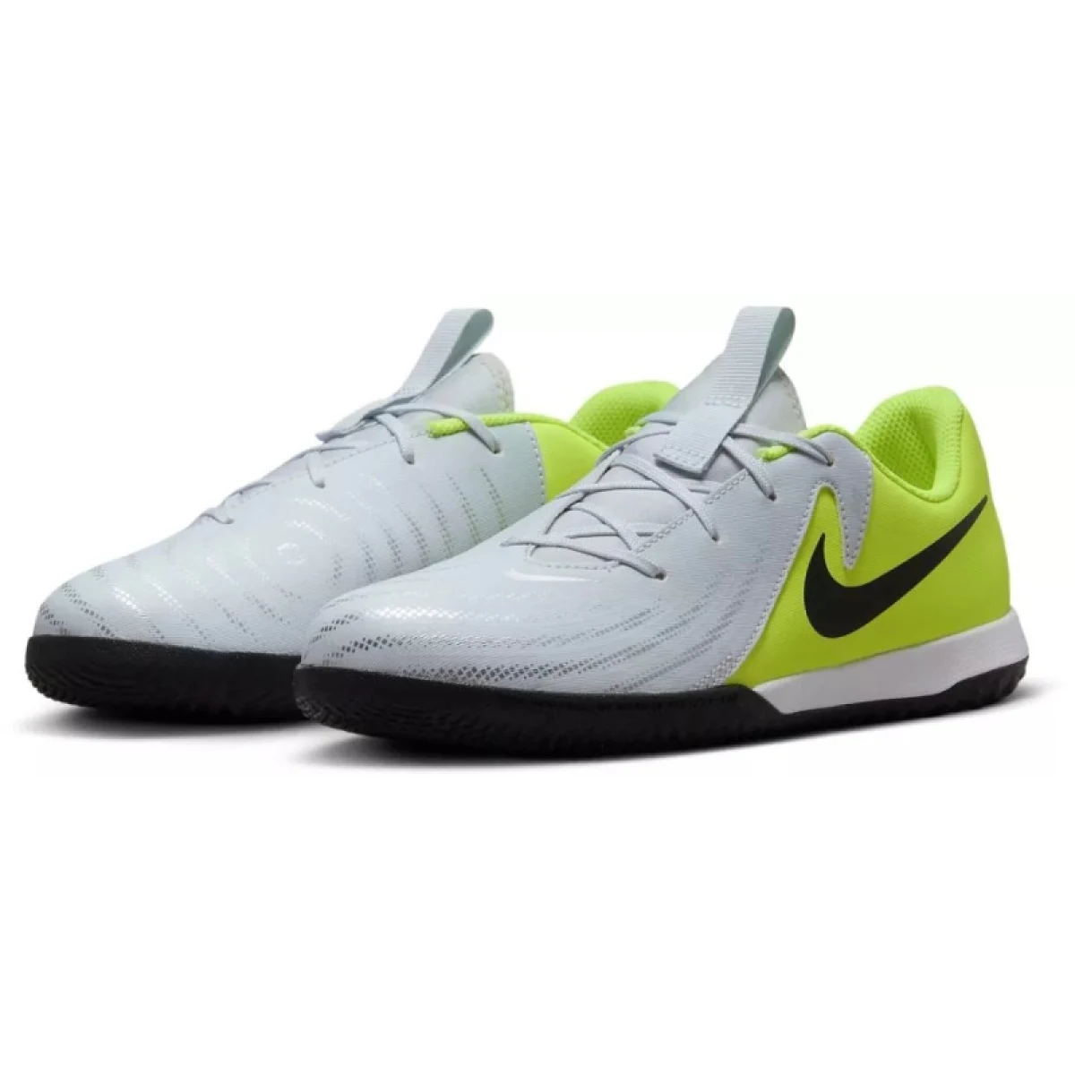 Chlapčenské futbalové kopačky halové NIKE Phantom GX 2 Academy Jr IC metallic silver volt black · záber 3