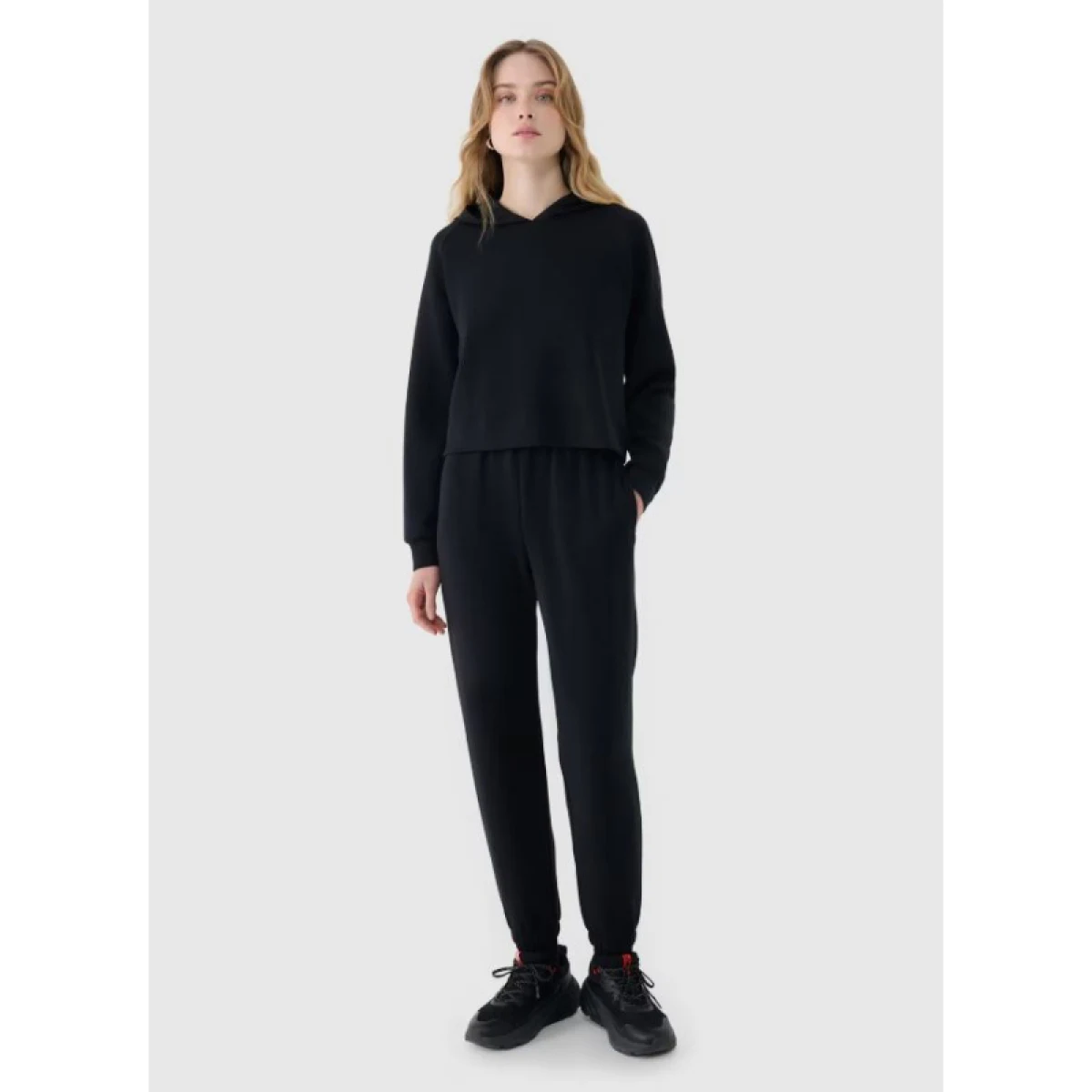 Dámske tepláky 4F TROUSERS CAS F1010-20S-DEEP BLACK · záber 3