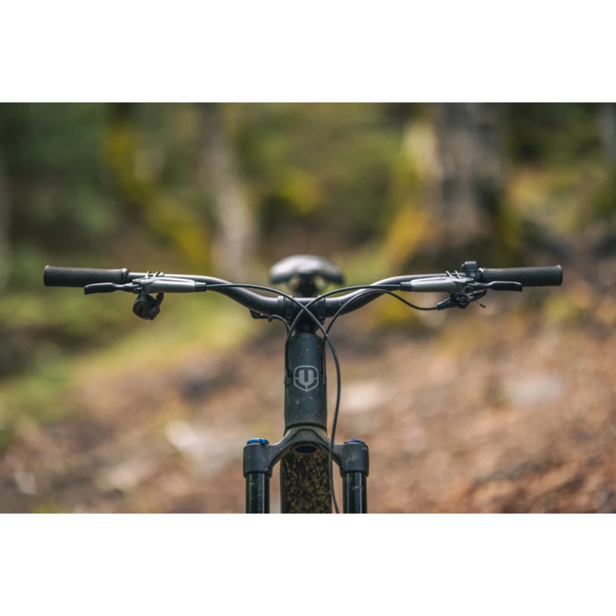 Horský elektrobicykel MONDRAKER Sly RR, black nimbus grey tonic gold · záber 3