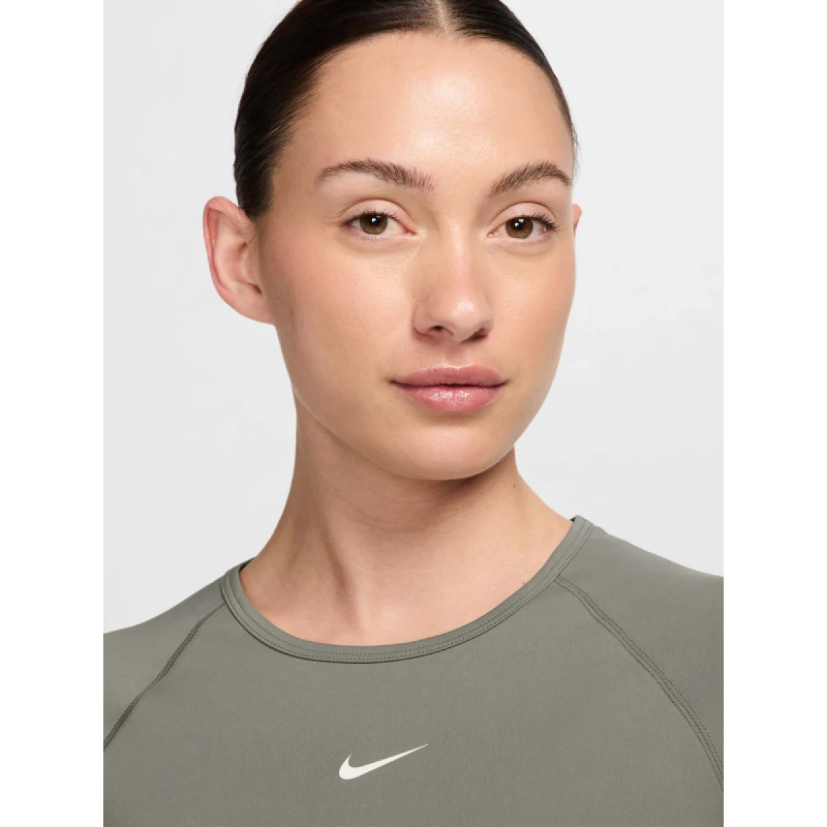 Dámske tréningové tričko s krátkym rukávom NIKE PRO W NP DF SS CROP TOP TT GX-320-Khaki · záber 4