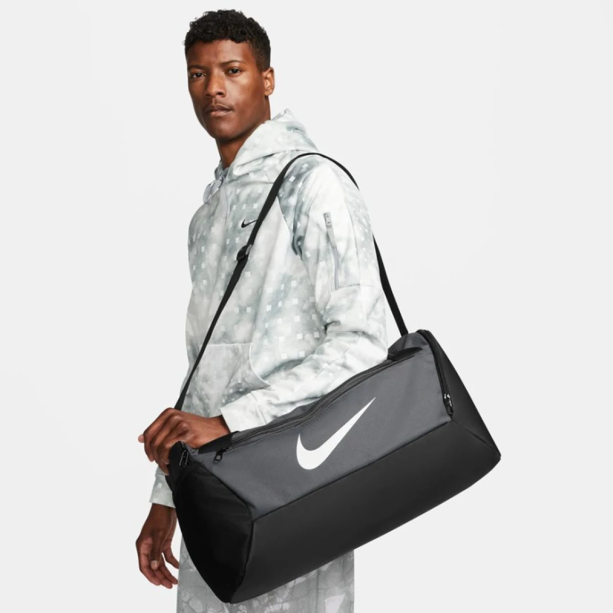 Cestovná taška NIKE Brasilia 9.5 Training Duffel Bag (41L) iron grey · záber 3