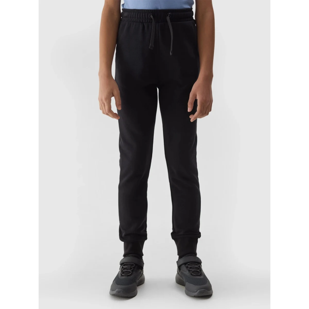 Dievčenské tepláky 4F JUNIOR TROUSERS-4FJWSS24TTROF587-20S-DEEP BLACK · záber 3