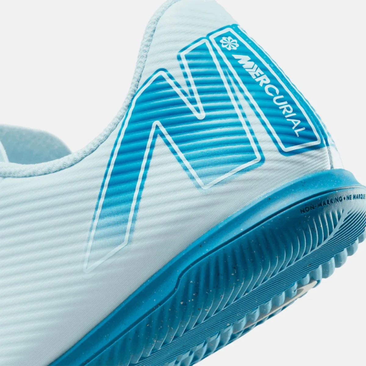 Chlapčenské futbalové kopačky halové NIKE Mercurial Vapor 16 Club Jr IC glacier blue black · záber 5