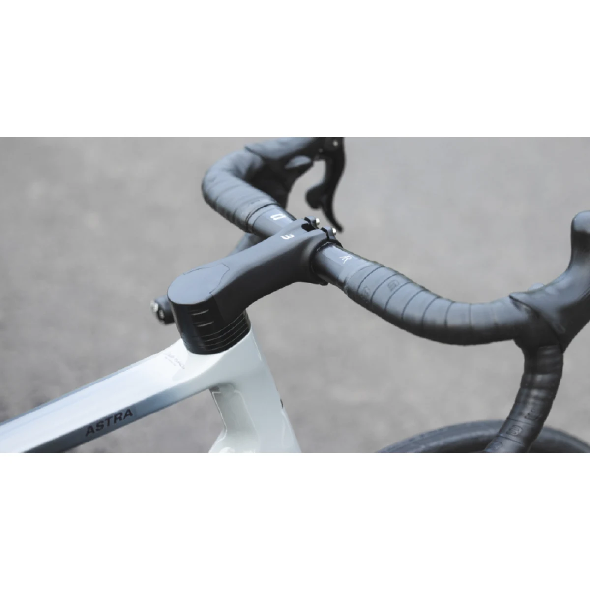 Cestný bicykel BASSO Astra disc, Shimano 105 Di2, Microtech MrLite, gray asphalt · záber 2