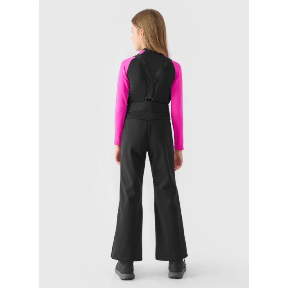 Dievčenské lyžiarske softshellové nohavice 4F JUNIOR TROUSERS FNK-JWAW24TFTRF661-20S-DEEP BLACK · záber 4