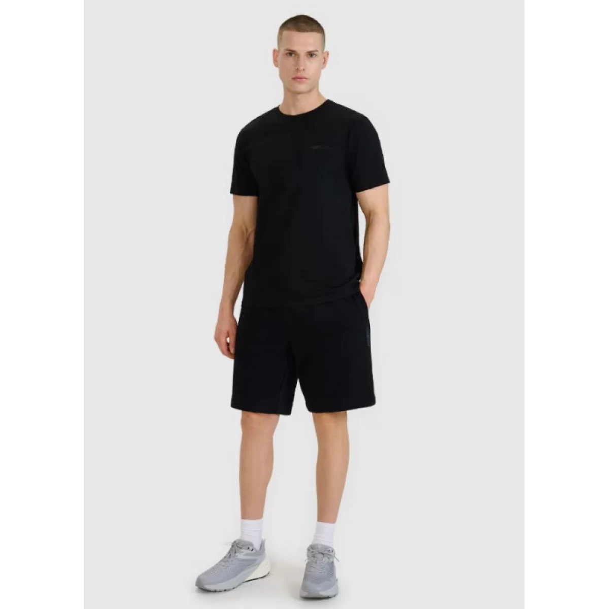 Pánske teplákové kraťasy 4F SHORTS CAS M545-20S-DEEP BLACK · záber 3