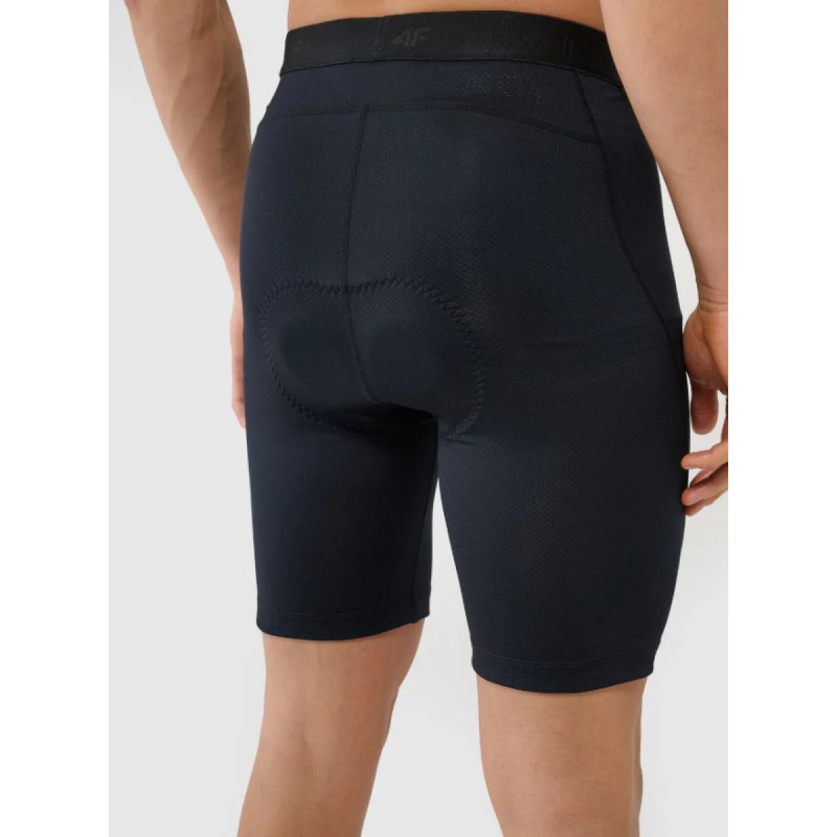 Pánske cyklistické nohavice 4F SHORT TIGHTS FNK-WSS25TFSTM031-20S-DEEP BLACK · záber 3