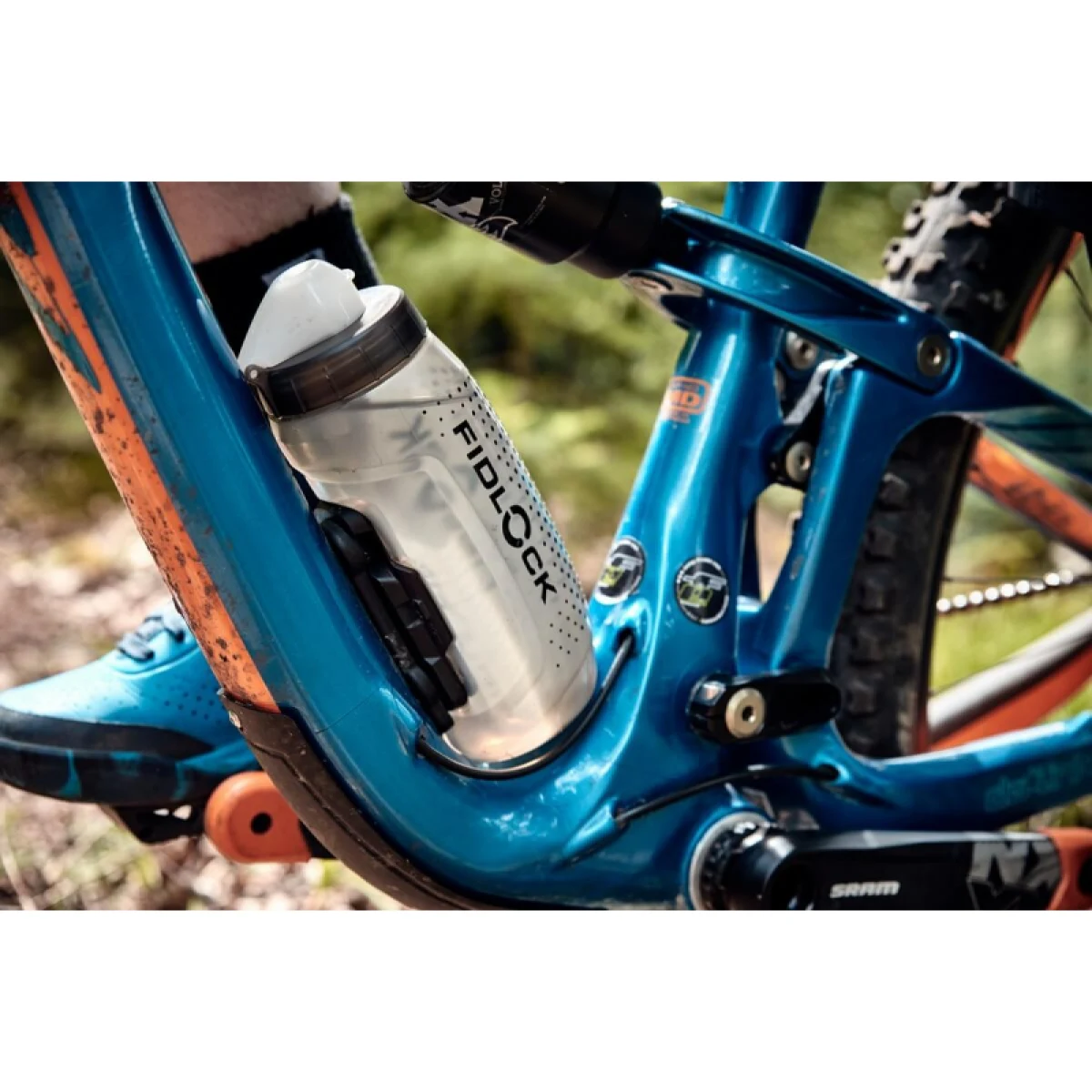 Fľaša na bicykel FIDLOCK set láhve s držákem BOTTLE TWIST průhledná bílá 590 ml · záber 4