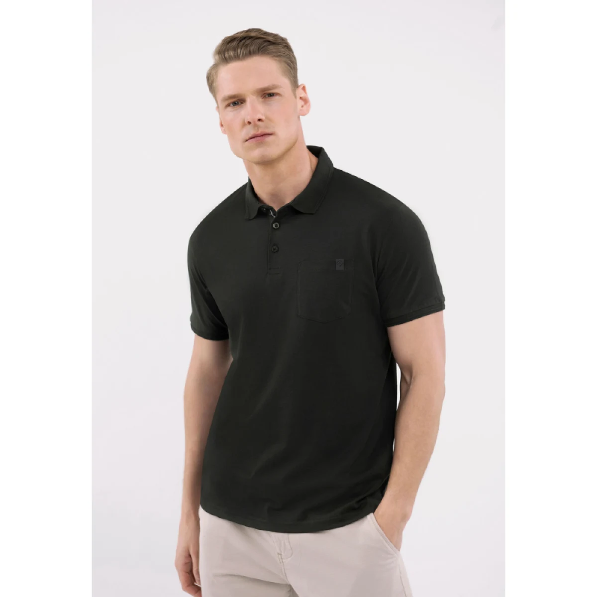 Pánske polo tričko s krátkym rukávom VOLCANO O-DRAGO-700-BLACK · záber 2