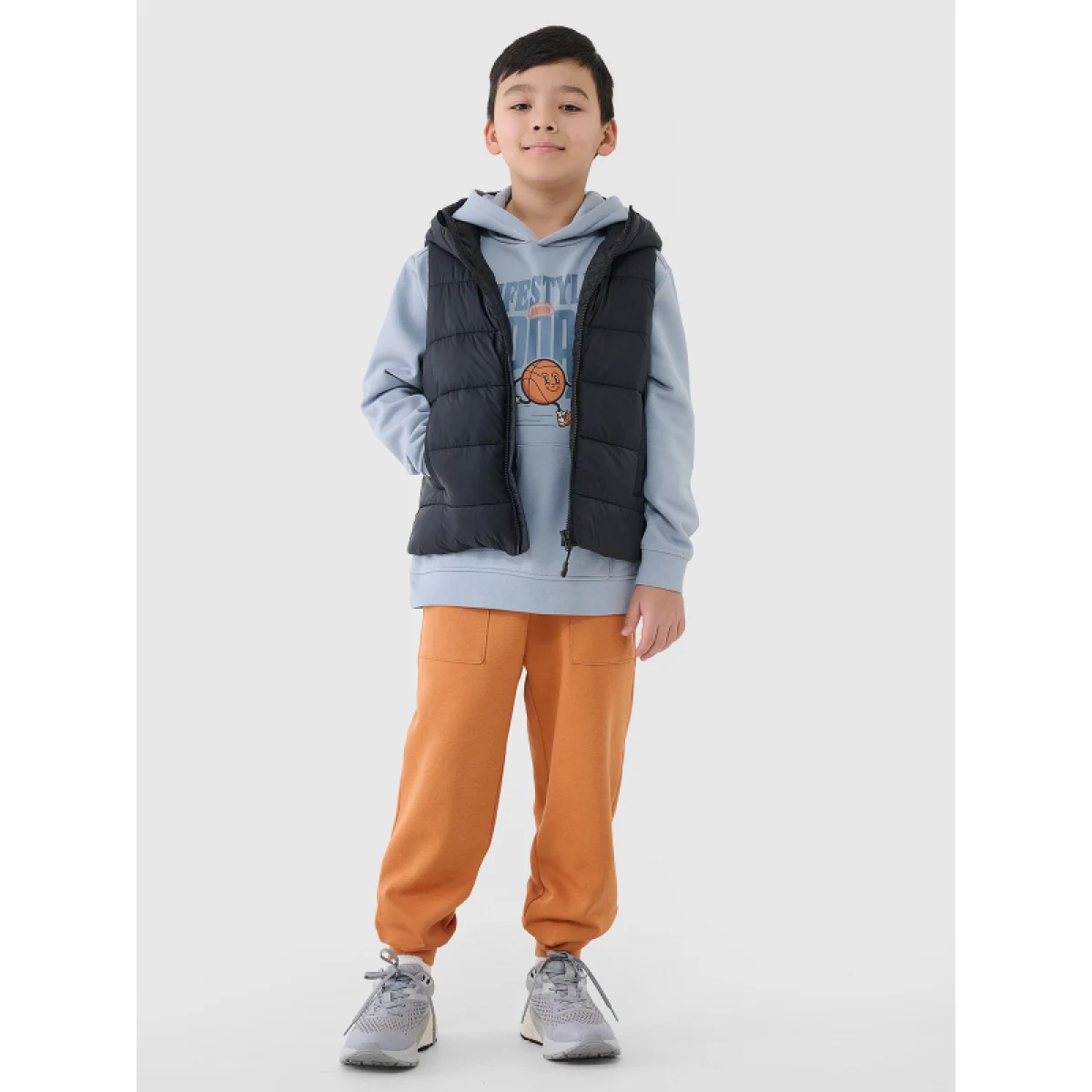 Chlapčenská vesta s kapucňou 4F JUNIOR VEST JACKET-JWSS25TVJAM169-20S-BLACK · záber 5