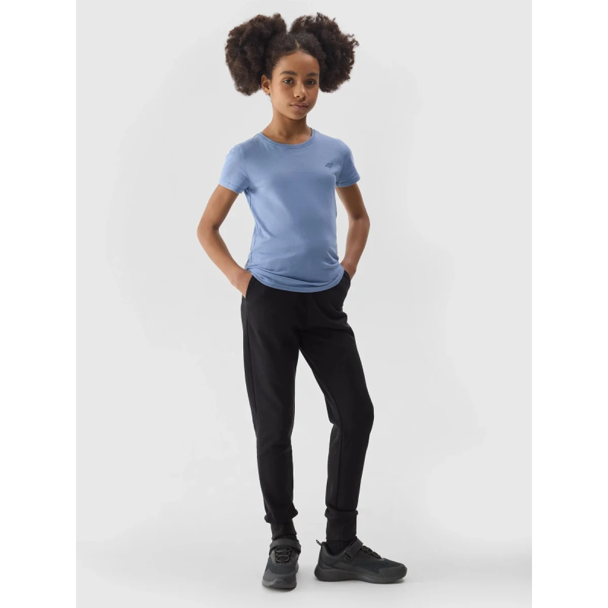 Dievčenské tepláky 4F JUNIOR TROUSERS-4FJWSS24TTROF587-20S-DEEP BLACK · záber 5