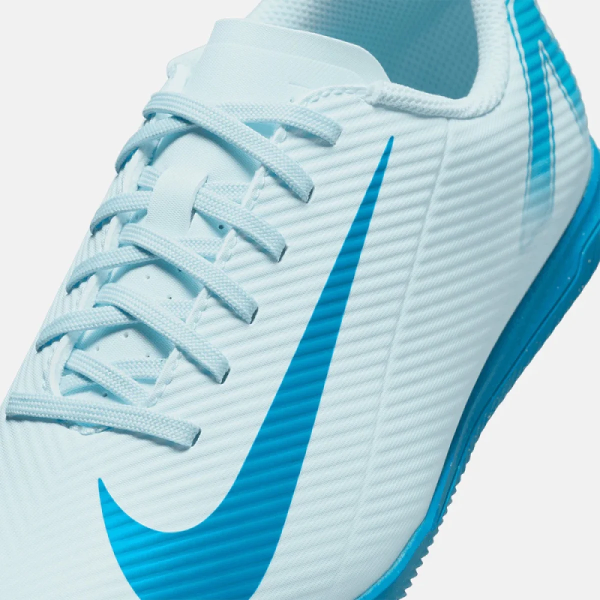 Chlapčenské futbalové kopačky halové NIKE Mercurial Vapor 16 Club Jr IC glacier blue black · záber 4
