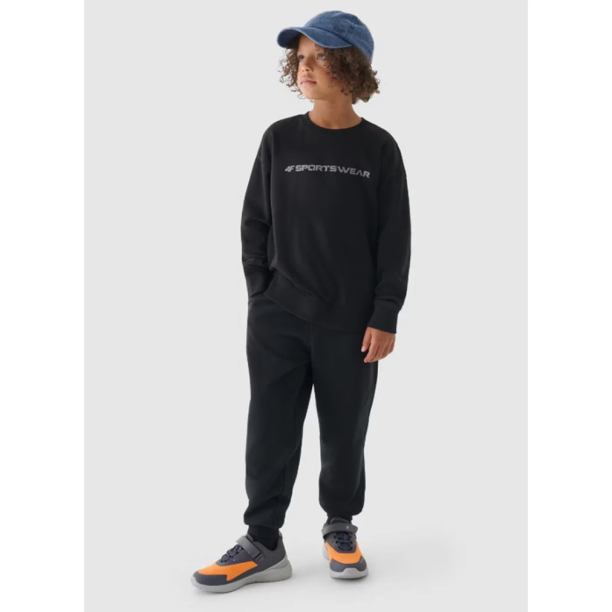 Chlapčenské zateplené tepláky 4F JUNIOR TROUSERS-JWAW24TTROM761-20S-DEEP BLACK · záber 2