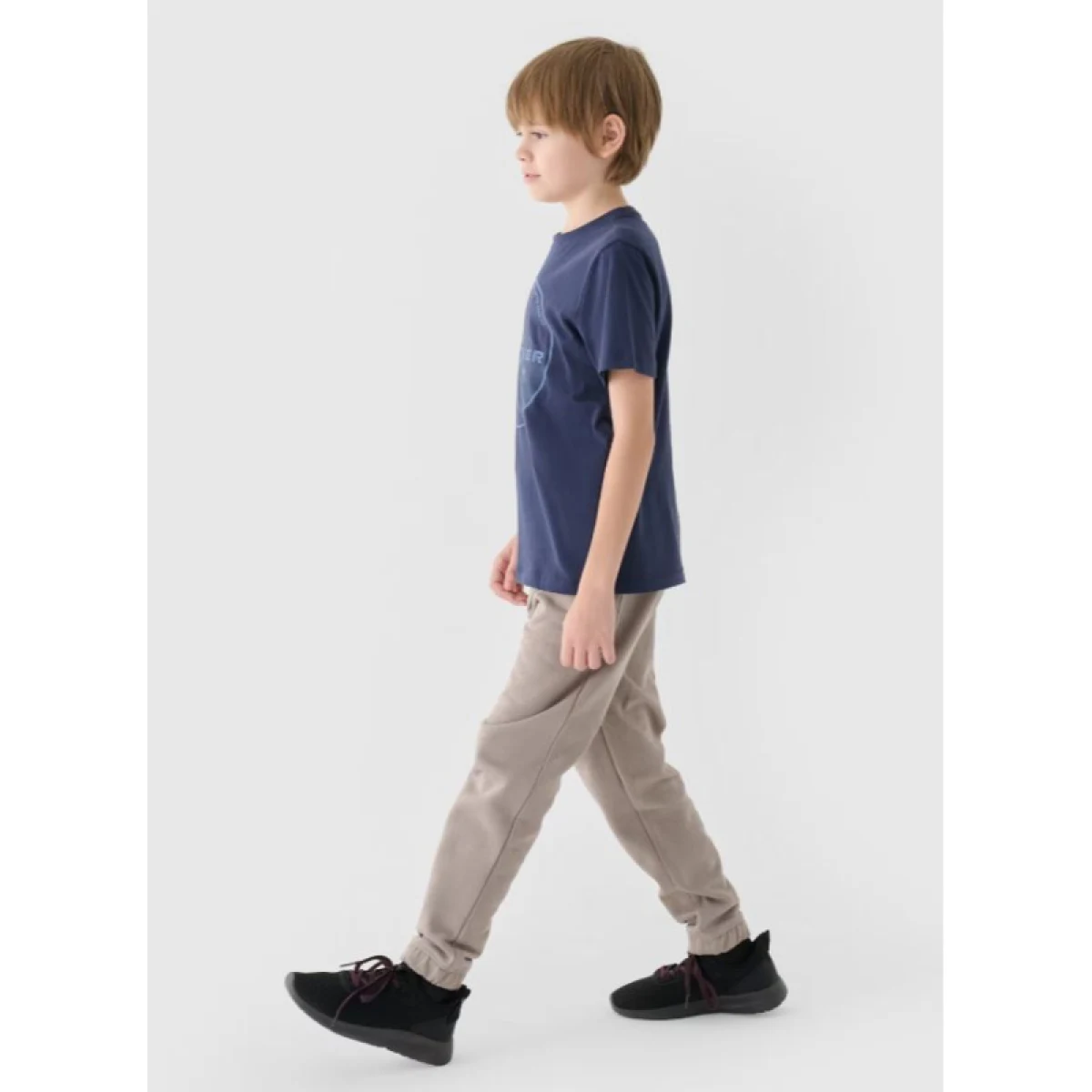 Chlapčenské zateplené tepláky 4F JUNIOR TROUSERS-JWAW24TTROM760-26S-WARM LIGHT GREY · záber 2