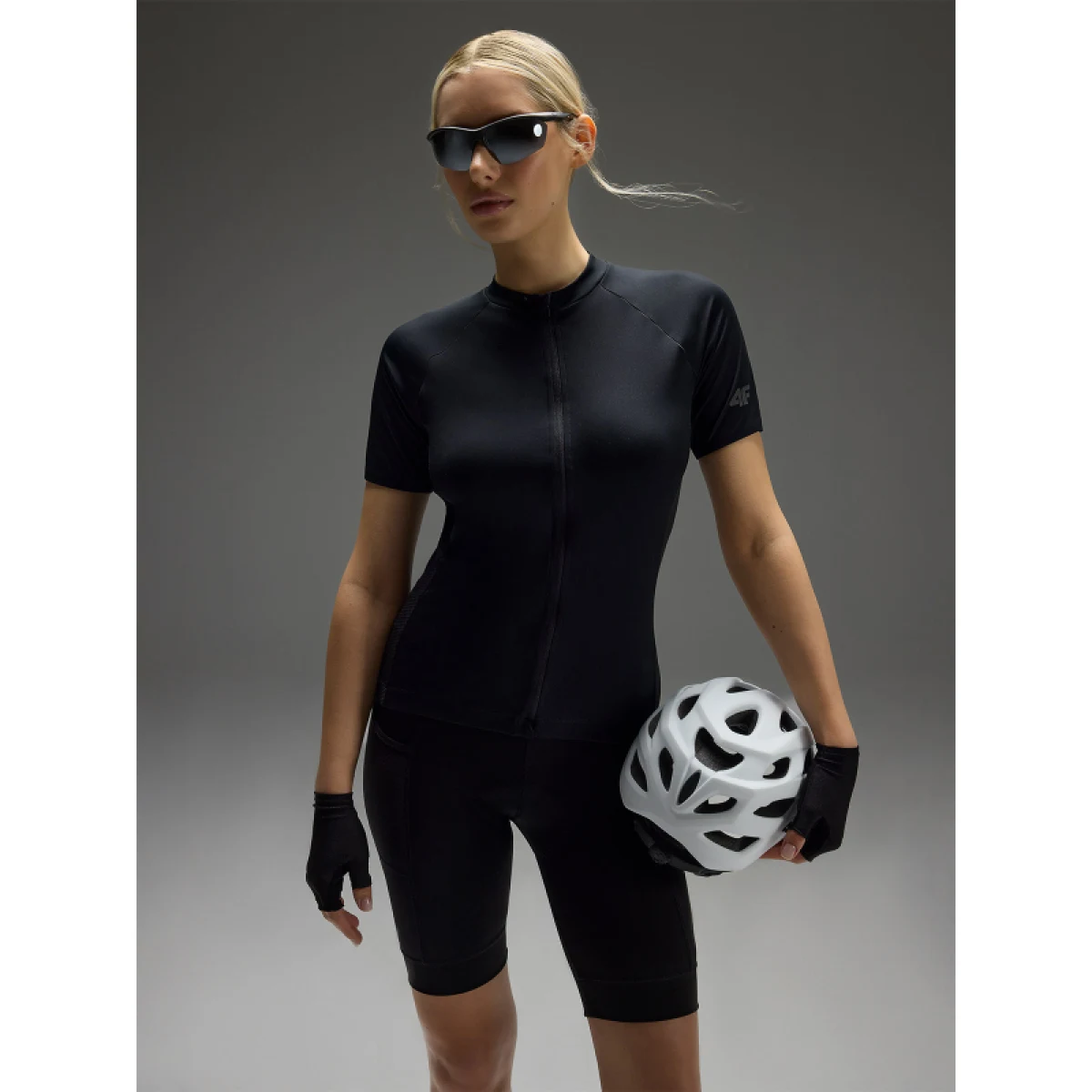 Dámske tréningové kraťasy 4F SHORT TIGHTS FNK F034-20S-DEEP BLACK · záber 4