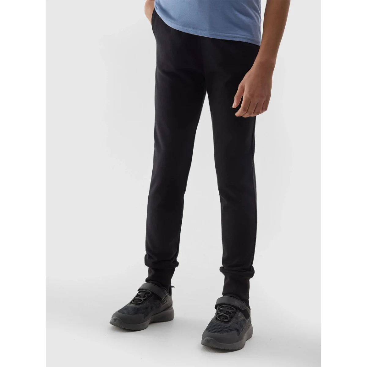 Dievčenské tepláky 4F JUNIOR TROUSERS-4FJWSS24TTROF587-20S-DEEP BLACK · záber 2