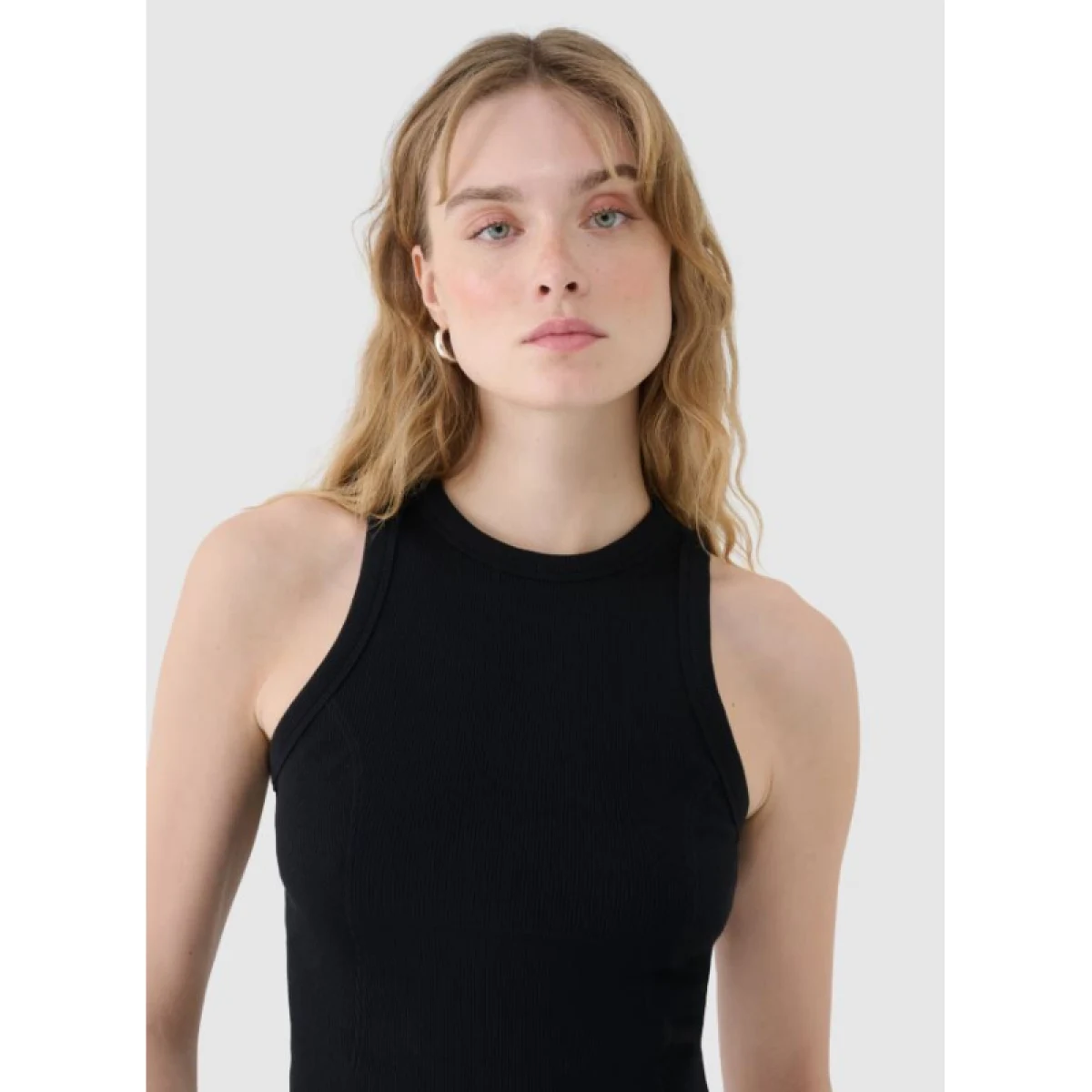 Dámske tielko 4F SLEEVELESS F119-20S-DEEP BLACK · záber 2
