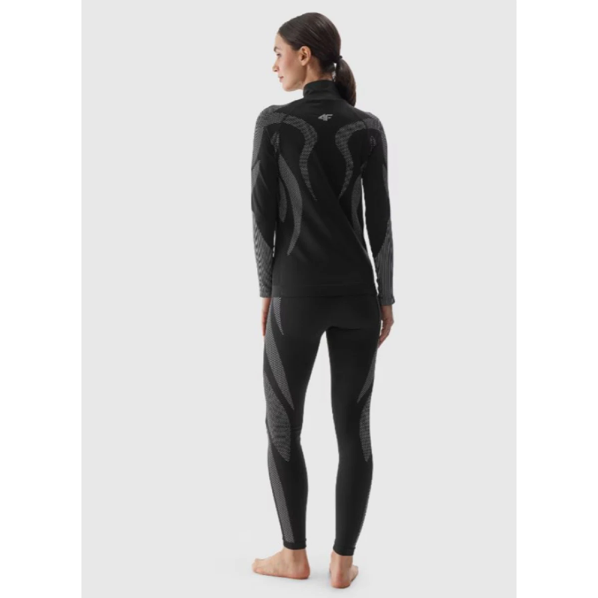 Dámska zateplená lyžiarska mikina s 1 2 zipsom 4F SEAMLESS UNDERWEAR-WAW24USEAF160-20S-DEEP BLACK · záber 3