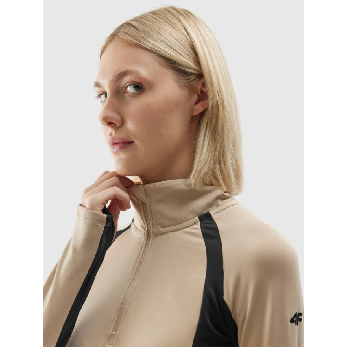 Dámska zateplená lyžiarska mikina s 1 2 zipsom 4F BRUSHED UNDERWEAR-AW23UBRUF042-82S-LIGHT BROWN · záber 5
