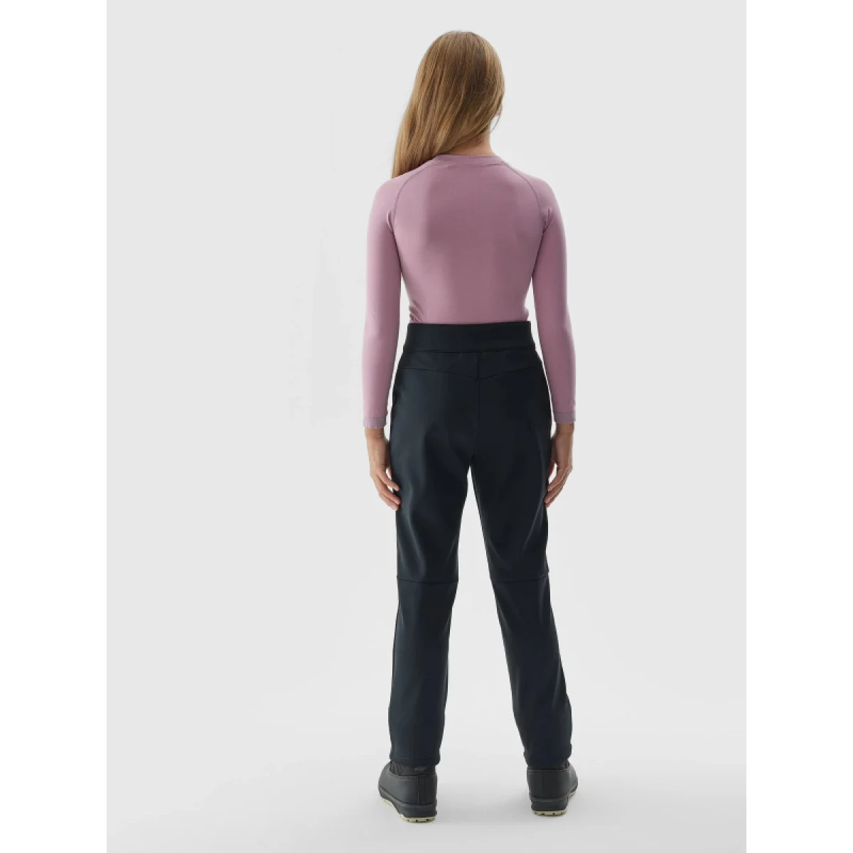 Dievčenské lyžiarske softshellové nohavice 4F JUNIOR TROUSERS FNK-JAW23TFTRF355-21S-BLACK · záber 3
