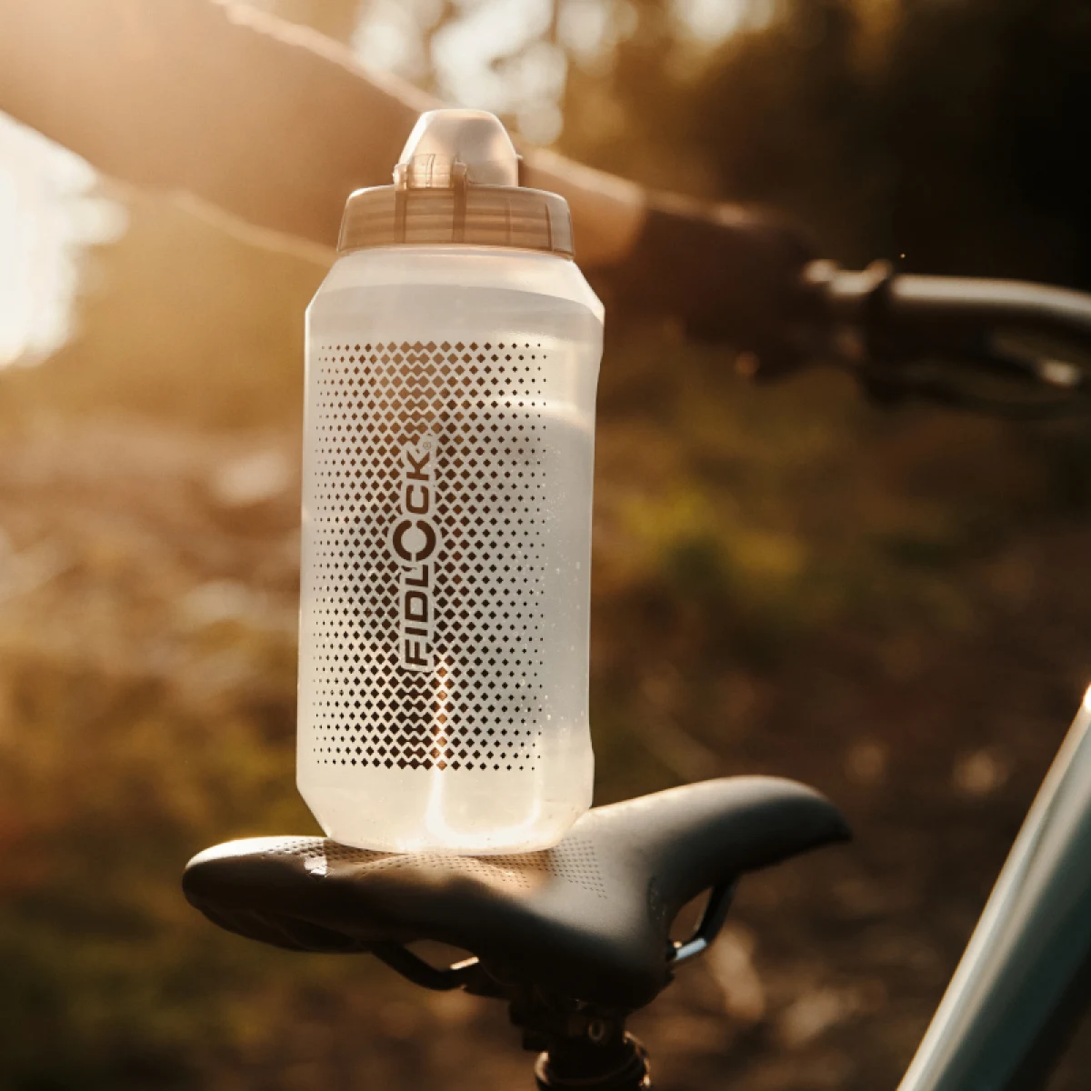 Fľaša na bicykel FIDLOCK set láhve s držákem BOTTLE TWIST 750 ml Transparent Black · záber 4