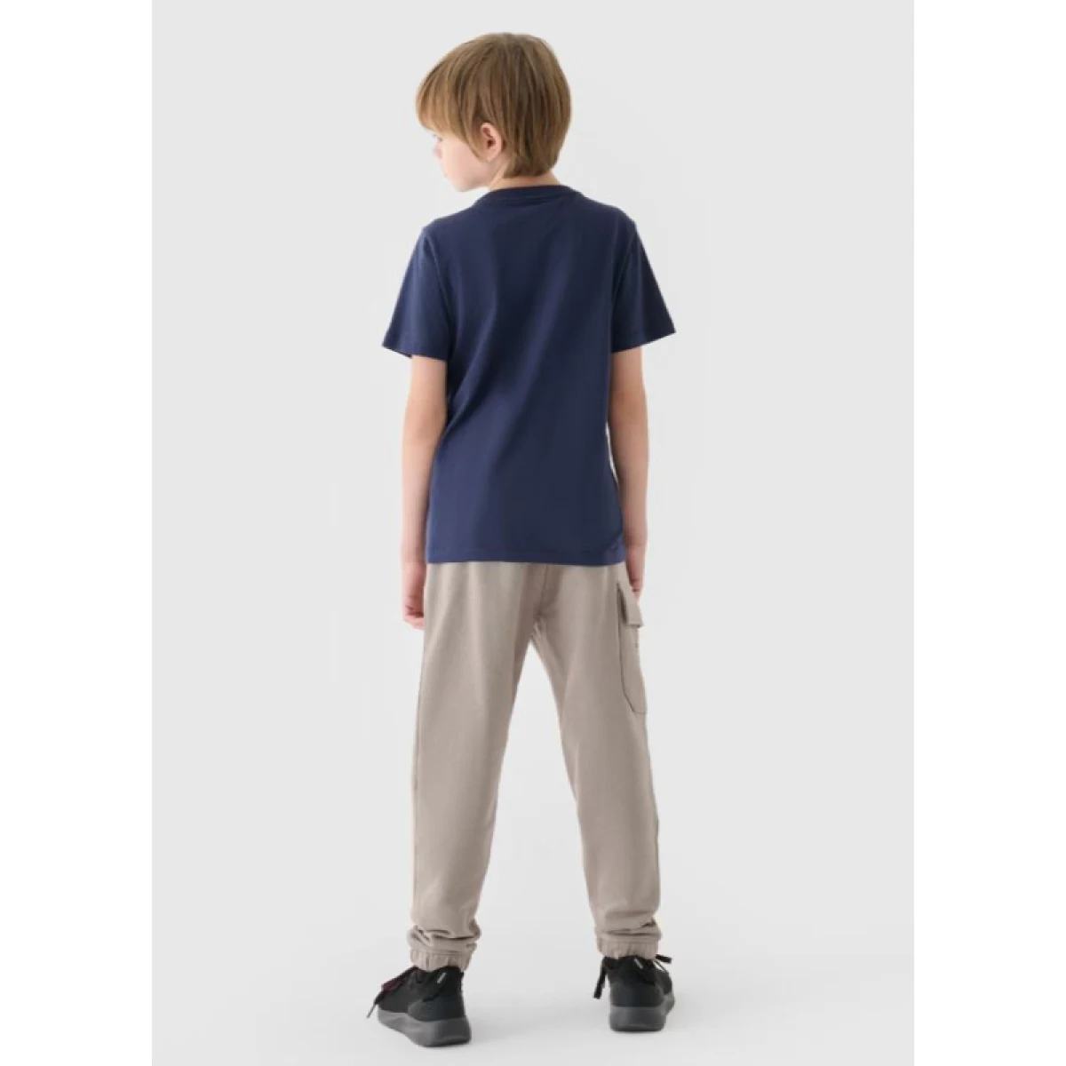 Chlapčenské zateplené tepláky 4F JUNIOR TROUSERS-JWAW24TTROM760-26S-WARM LIGHT GREY · záber 4