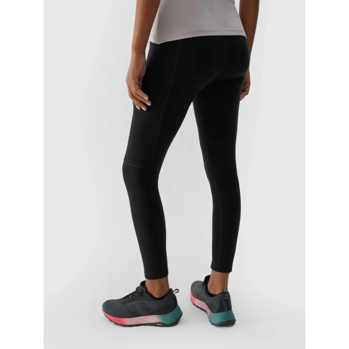 Dámske turistické zateplené legíny 4F TROUSERS FNK-AW23TFTRF404-20S-DEEP BLACK · záber 3